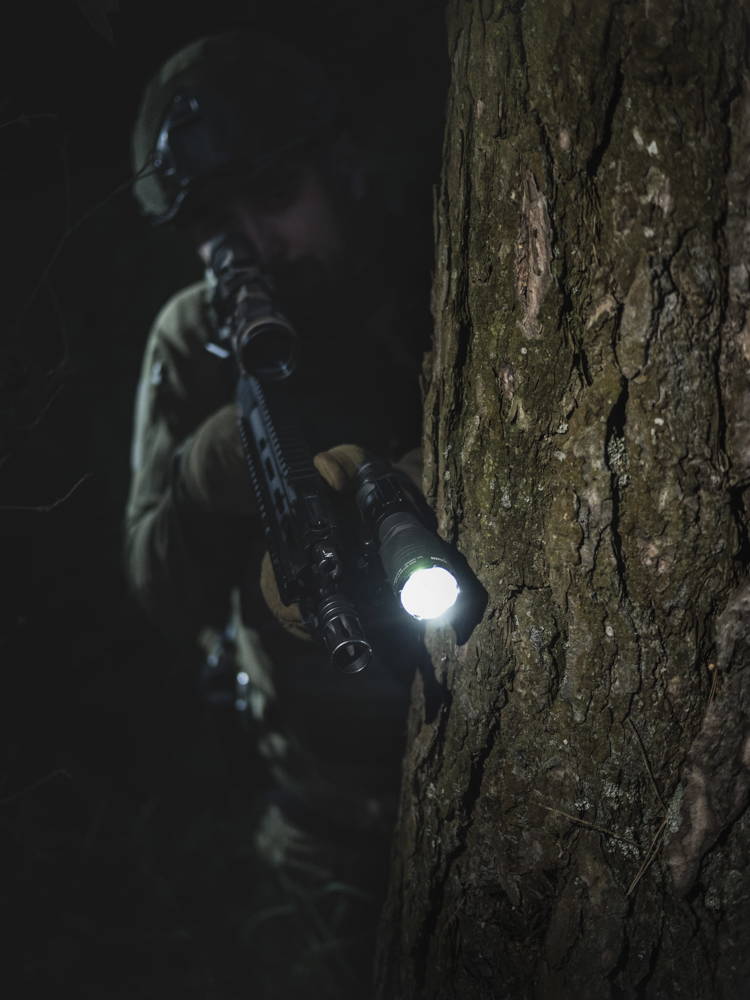eng_pl_Armytek-Dobermann-Pro-Tactical-Flashlight-Magnet-USB-White-1500-lumens-F07501C-34989_8